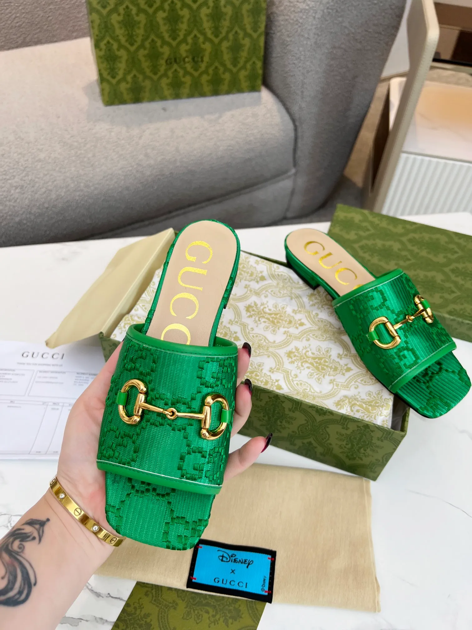 👟👟Ex-factory price 320👟👟 Genuine leather sole +30 👑GUCCI official website's latest hot model, the North Face cooperation model 2023 spring and summer sandals, top quality sale Purchase genuine product development. The material and craftsmanship are consistent with the original version (welcome to compare) Upper: Original jacquard double G cloth ➕Electric embroidery font ~ One-word upper Lining: Mixed sheepskin Outsole: Italian private mold rubber outsole Bottom thickness: flat Size number: 35-43